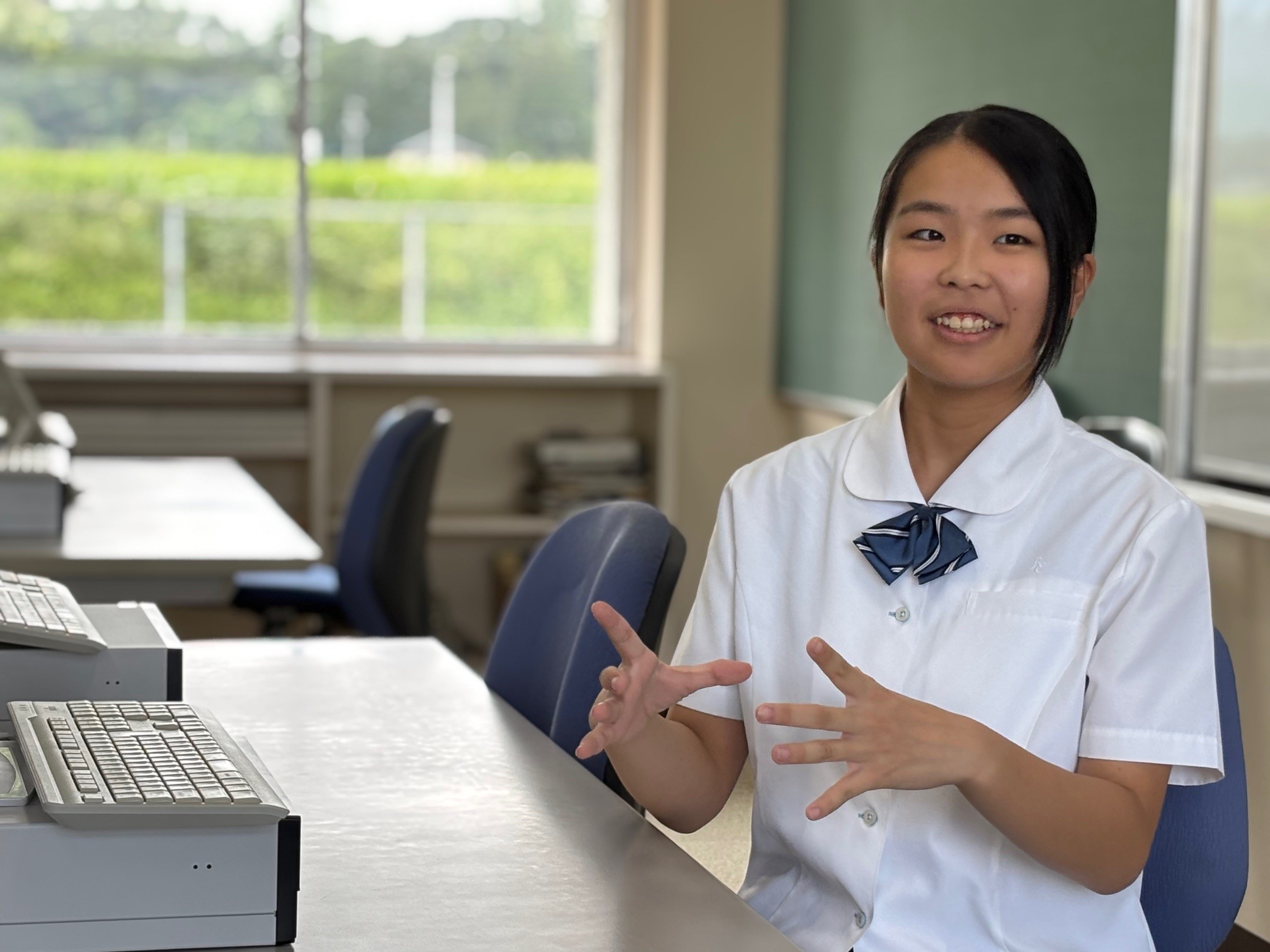 試作アイスを並べる生徒たち